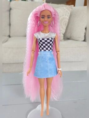 Mattel Barbie Deluxe Extra Doll with Pink Crimped Hair Articulated Fashionistas